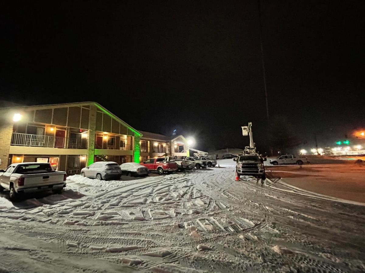 Motel Oak Tree